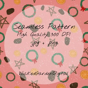 Könnte beinhalten: Ein nahtloses Muster mit einem rosa Hintergrund mit grünen Kränzen, braunen Tannenzapfen, Orangenscheiben und braunen Sternformen. Der Text "Seamless Pattern High Quality 300 DPI jpg + png WickedGardenDigital" befindet sich in der Mitte des Bildes.