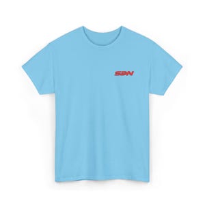 Op de afbeelding: Een lichtblauw T-shirt met een ronde hals. Het shirt heeft de rode tekst "SDN" op de linkerbovenborst. Het T-shirt is gemaakt van een zacht materiaal en is geschikt voor vrijetijdskleding.