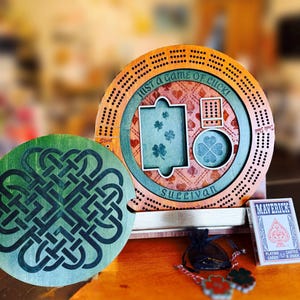 Tablero de cribbage de trébol celta irlandés personalizable con almacenamiento interno para tarjetas y clavijas