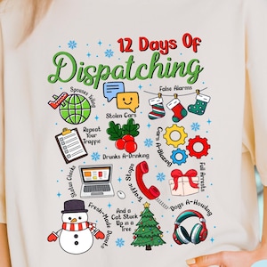 Puede incluir: Camiseta color crema con un diseño gráfico colorido. El diseño presenta el texto "12 Days Of Dispatching" con varias ilustraciones, incluyendo un globo terráqueo, un muñeco de nieve y un árbol de Navidad. La camiseta es de corte holgado.