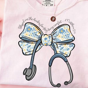 Camiseta cristã floral para enfermeira com laço, camiseta cristã com estetoscópio, presente de enfermeira com versículo bíblico &quot;Benditos sejam os curadores&quot;, camiseta com cores confortáveis