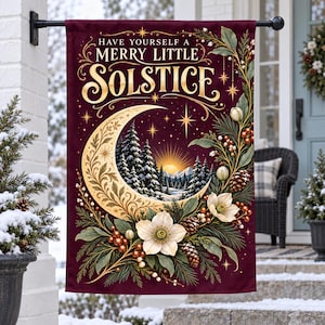 以下が含まれることがあります： 深いバーガンディ色の背景に「HAVE YOURSELF A MERRY LITTLE SOLSTICE」という金色の文字が描かれた長方形のガーデンフラッグ。大きな金色の三日月、雪に覆われた松林、白い花、松ぼっくりがデザインされています。
