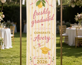 Striscione personalizzato "Freshly Graduated", sfondo per la laurea 2026, decorazioni per la festa di laurea, cartello per la festa di laurea della classe del 2026
