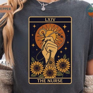 Chemise d'infirmière de carte de tarot, T-shirt d'infirmière de tournesol, LXIV l'infirmière, t-shirt graphique de soleil de stéthoscope, chemise de cadeau de remise de diplôme d'infirmière, vêtements d'IAA