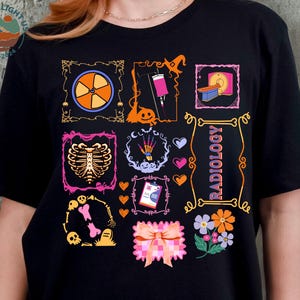 以下が含まれることがあります： 放射線科をテーマにしたグラフィックのコラージュが特徴の黒いTシャツ。デザインには、放射線マーク、骸骨、魔女の帽子、カボチャ、CTスキャナー、骨の手、ハート、花、そして装飾フレームに入った「RADIOLOGY」の文字が含まれています。