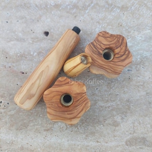 Puede incluir: Tres pomos de madera con un diseño en forma de estrella. Los pomos están hechos de madera de olivo y tienen un acabado natural de madera. Los pomos se utilizan para muebles u otros proyectos de carpintería.