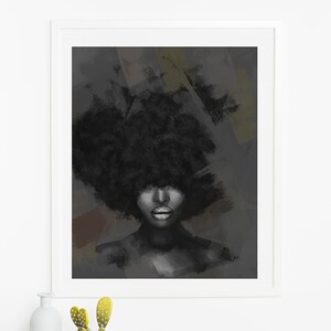 Puede incluir: Un retrato en blanco y negro enmarcado de una persona con un gran afro. La obra de arte presenta una paleta de colores en escala de grises con detalles de pinceladas. El retrato se muestra en un marco blanco, creando una est&eacute;tica moderna.
