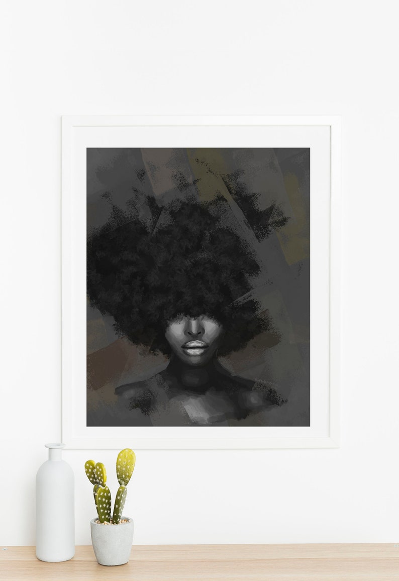 Puede incluir: Un retrato en blanco y negro enmarcado de una persona con un gran afro. La obra de arte presenta una paleta de colores en escala de grises con detalles de pinceladas. El retrato se muestra en un marco blanco, creando una est&eacute;tica moderna.