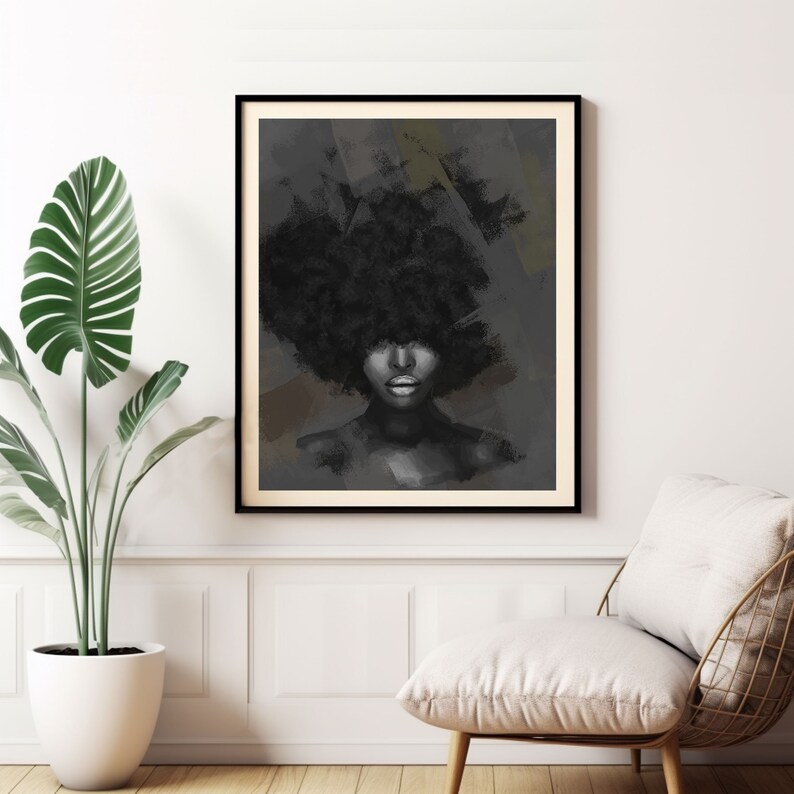 Puede incluir: Una impresi&oacute;n art&iacute;stica enmarcada que presenta un retrato en escala de grises de una persona con cabello negro voluminoso. La obra de arte tiene un fondo oscuro y texturizado con toques de marr&oacute;n y verde. Los labios del sujeto est&aacute;n resaltados.