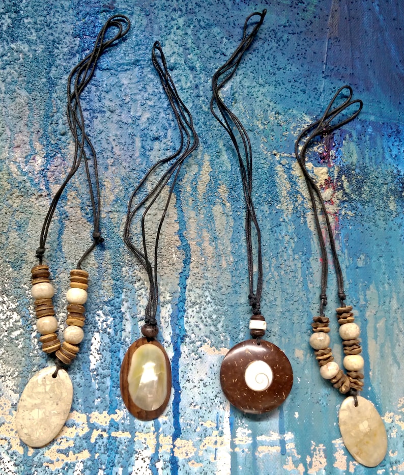 rainforest- free wood 100/% natural sea shell 1970s mop Beach surf Individually handcrafted sharks tooth necklace Vintage jewlery