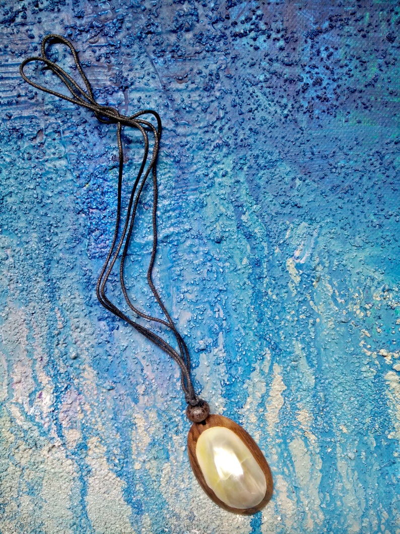 rainforest- free wood 100/% natural sea shell 1970s mop Beach surf Individually handcrafted sharks tooth necklace Vintage jewlery