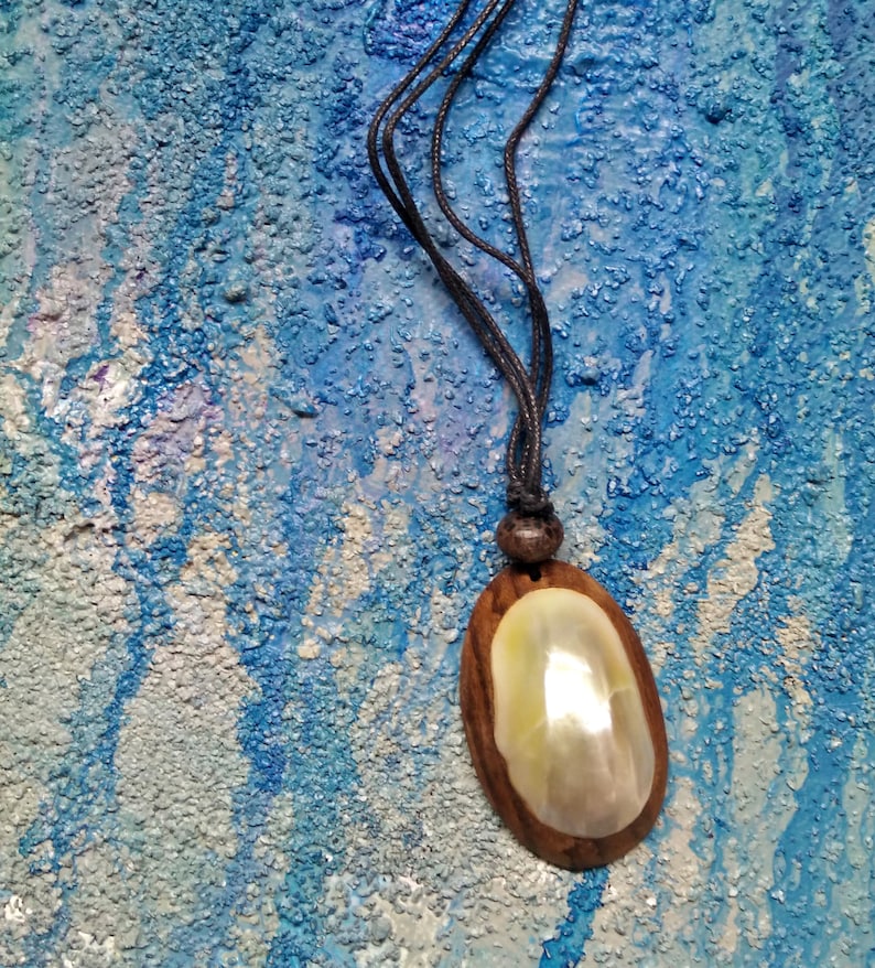rainforest- free wood 100/% natural sea shell 1970s mop Beach surf Individually handcrafted sharks tooth necklace Vintage jewlery