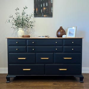 Vintage Refinished Dresser for Modern Farmhouse Decor - Stylish Chest of Drawers for Bedroom and Entryway