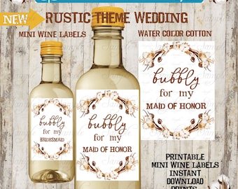 Op de afbeelding: Printbare mini-wijnetiketten met een rustiek thema en een aquarel katoenontwerp. De etiketten zeggen "bubbly for my bridesmaid" en "bubbly for my maid of honor".