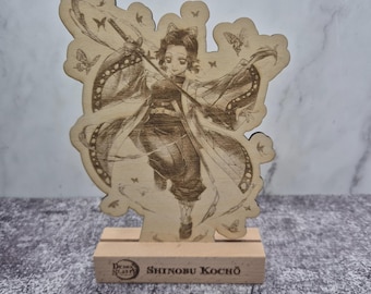 Shinobu houten standaard – Demon Slayer anime fanart – handafgewerkte eco-houten bureaudisplay