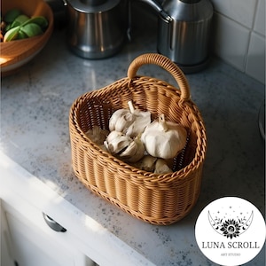 Pode incluir: Uma cesta de vime castanho claro, cheia de cabeças de alho, está sobre uma bancada de cozinha. A cesta tem uma alça e tem formato oval. O fundo inclui uma tigela de madeira e utensílios de cozinha.
