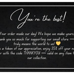 Puede incluir: Gr&aacute;fico en blanco y negro con el texto "You're the best!" en fuente cursiva. El texto incluye un mensaje de agradecimiento y un c&oacute;digo de descuento del 35% para el pr&oacute;ximo pedido.