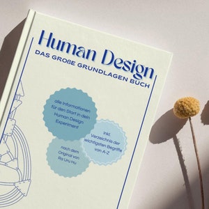 Può includere: Un libro intitolato "Human Design: Das Grobe Grundlagen Buch" di Uljana Daitche. La copertina del libro presenta un diagramma blu e bianco e del testo che dice "alle Informationen für den Start in dein Human Design Experiment" e "inkl. Verzeichnis der wichtigsten Begriffe von A-Z".