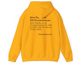 Könnte beinhalten: Gelber Kapuzenpullover mit dem Text "Give Thanks in All Circumstances" und dem Bibelvers "1 Thessalonicher 5:18".