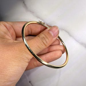 18K Yellow Gold Smooth Clasp Bangle