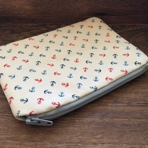 Cartera con cremallera en anclas rojas y azules lista para enviar