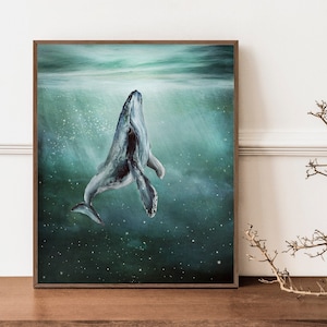 Pu&ograve; includere: Una stampa incorniciata di una balena che nuota verso l'alto in un oceano blu scuro e verde con un cielo stellato. La balena &egrave; rivolta verso lo spettatore e ha una parte inferiore bianca.