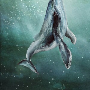 Pu&ograve; includere: Un dipinto ad acquerello di una megattera che nuota verso l'alto in un oceano blu scuro con macchie bianche. La balena &egrave; rivolta verso lo spettatore con la bocca aperta.