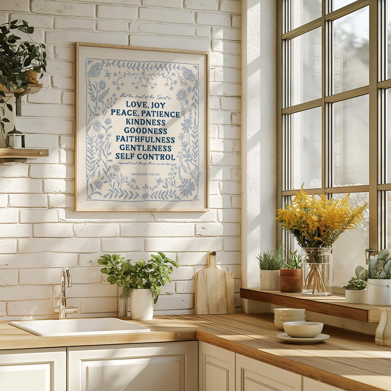 Pode incluir: Uma impress&atilde;o emoldurada com fundo branco e borda floral azul. A impress&atilde;o apresenta uma lista de virtudes em texto azul: Amor, Alegria, Paz, Paci&ecirc;ncia, Bondade, Benefic&ecirc;ncia, Fidelidade, Mansid&atilde;o, Dom&iacute;nio Pr&oacute;prio. O texto &eacute; de G&aacute;latas 5:22-23.