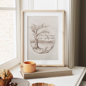 Puede incluir: Una impresi&oacute;n enmarcada con un dibujo a l&aacute;piz de un &aacute;rbol en un c&iacute;rculo con el texto "From tiny acorns grow mighty oaks". La impresi&oacute;n est&aacute; sobre un fondo blanco y est&aacute; enmarcada en un marco de madera clara. La impresi&oacute;n est&aacute; sentada en un alf&eacute;izar de ventana con una peque&ntilde;a taza naranja y un muffin.