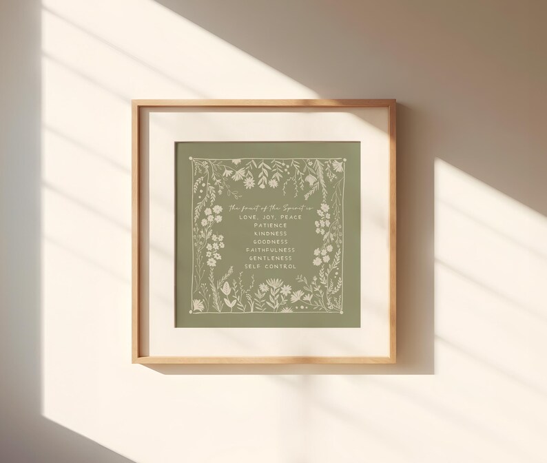 K&ouml;nnte beinhalten: Ein quadratisches gerahmtes Wandbild mit salbeigr&uuml;nem Hintergrund und wei&szlig;em Blumenrand. Der mittige Text lautet: The fruit of the Spirit is LOVE JOY PEACE PATIENCE KINDNESS GOODNESS FAITHFULNESS GENTLENESS SELF CONTROL.