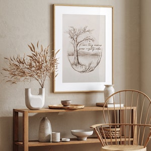 Puede incluir: Una impresi&oacute;n enmarcada con una ilustraci&oacute;n dibujada a mano de un &aacute;rbol con el texto "From tiny acorns grow mighty oaks". La impresi&oacute;n est&aacute; colgada en una pared sobre un estante de madera con art&iacute;culos decorativos.