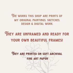K&ouml;nnte beinhalten: Eine helle Infografik mit braunem Text, der lautet: The works this shop are prints of my original paintings, sketches, design & digital work. They are unframed and ready for your own beautiful frames! They are printed on soft archival fine art paper. Eine blasse Strichzeichnung von Blumen ist am unteren Rand des Bildes zu sehen.