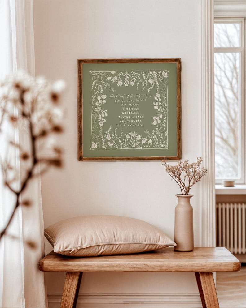 K&ouml;nnte beinhalten: Ein quadratisches Wandbild in einem dunklen Holzrahmen mit salbeigr&uuml;nem Hintergrund, wei&szlig;en botanischen Illustrationen und dem Text: The fruit of the Spirit is LOVE, JOY, PEACE, PATIENCE, KINDNESS, GOODNESS, FAITHFULNESS, GENTLENESS, SELF CONTROL.