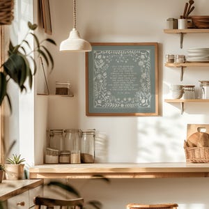 Peut inclure: Une impression encadr&eacute;e avec un fond bleu et du texte blanc. Le texte est un po&egrave;me sur la route et le voyage. Le cadre est en bois et a une finition brun clair. L'impression est accroch&eacute;e &agrave; un mur dans une cuisine.