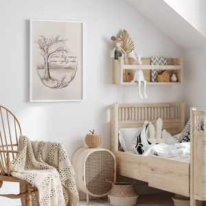 Puede incluir: Una impresi&oacute;n enmarcada en blanco con un dibujo a l&aacute;piz de un &aacute;rbol y el texto "From tiny acorns grow mighty oaks". La impresi&oacute;n est&aacute; colgada en una pared blanca en una guarder&iacute;a con una cama de madera, una silla de mimbre y un peque&ntilde;o estante de madera con una figurita de conejo.