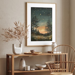Puede incluir: Una pintura enmarcada que representa una escena de bosque nocturno con dos &aacute;rboles altos y un cielo estrellado. La pintura est&aacute; en un marco de madera claro y est&aacute; colgada en una pared.