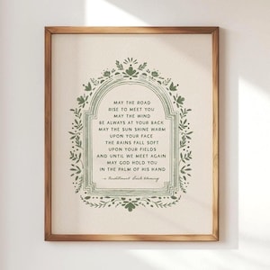 以下が含まれることがあります： クリーム色の背景に、緑色のテキストで伝統的なアイルランドの祝福が書かれた額入りのプリント。テキストは緑色の花のボーダーで囲まれ、フレームは木製です。