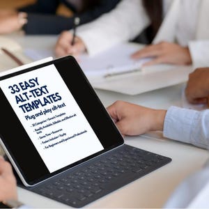 Può includere: Uno schermo di laptop mostra un documento intitolato "33 modelli di testo alternativo facili" con una descrizione dei modelli come "Testo alternativo plug and play" e un elenco di funzionalità. Il documento è su uno sfondo bianco.