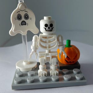 Halloween-skelett-, spök- och pumpafigurer - specialbyggda av äkta Lego