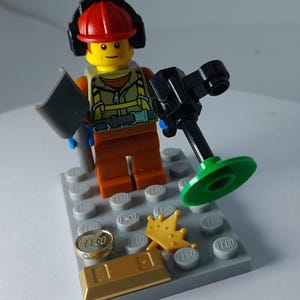 金属探知機を使う人／宝探しをする人のフィギュア - 本物のレゴブロックでカスタム製作。