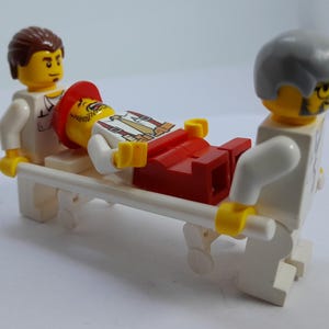 Krankenwagen Crew & Patient Figuren - Sonderanfertigung aus echtem Lego.