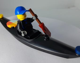 Kayak, canoa, figura: hecha a medida con Lego auténtico.