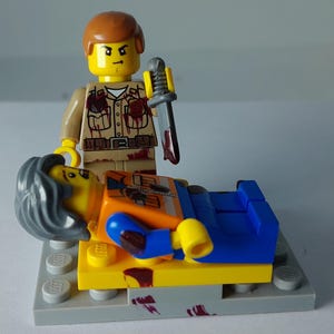 Figura de Dexter, fabricada a medida con piezas originales de Lego.