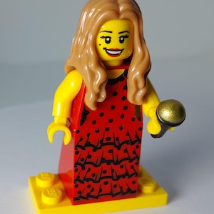 Figurine d'Adèle - construite sur mesure à partir de véritables Lego.