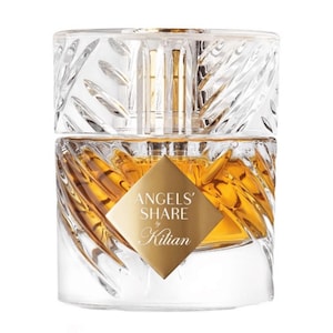 Könnte beinhalten: Eine durchsichtige Glasflasche mit einem goldenen Etikett, auf dem "Angels' Share by Kilian" steht. Die Flasche ist mit einer goldenen Flüssigkeit gefüllt.