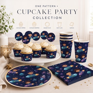 Peut inclure: Une collection de fête sur le thème de l'espace comprenant des cupcakes avec des décorations rondes, des gobelets en papier et des serviettes, illustrés d'enfants dans des fusées sur un fond bleu foncé étoilé avec des planètes.