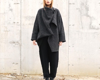 Übergroße Wolljacke, Asymmetrischer Wickelmantel, Minimalistische Avantgarde-Outwear, Lockere Wolljacke, Wollweste, Dunkelgraue Wolljacke