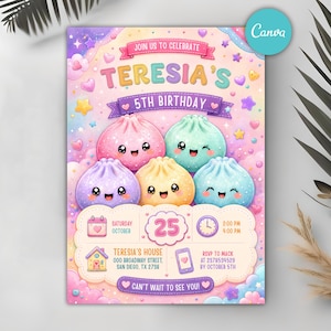 Könnte beinhalten: Eine Geburtstagseinladungskarte mit fünf bunten, lächelnden Knödel-Figuren vor einem pastellfarbenen Hintergrund mit Sternen und Herzen. Der Text enthält Teresia's 5th Birthday, Datum, Uhrzeit, Ort und RSVP-Details für die Feier.