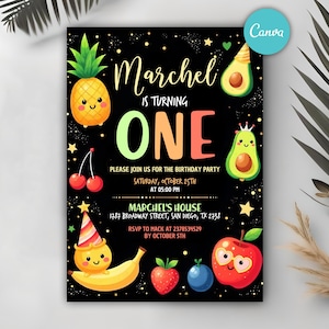 Op de afbeelding: Zwarte verjaardagsuitnodiging met cartoon fruit illustraties, waaronder een ananas, avocado, kersen, banaan, aardbei, bosbes en appel. De tekst luidt "Marchel wordt EEN". Inclusief feestdetails.