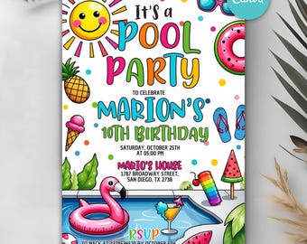 Può includere: Un colorato invito a una festa in piscina con il testo "It's a Pool Party" e "10th Birthday di Marion". Il design include un sole sorridente, un galleggiante a forma di fenicottero, gelato e altre illustrazioni a tema estivo. L'invito include anche la data, l'ora e il luogo.